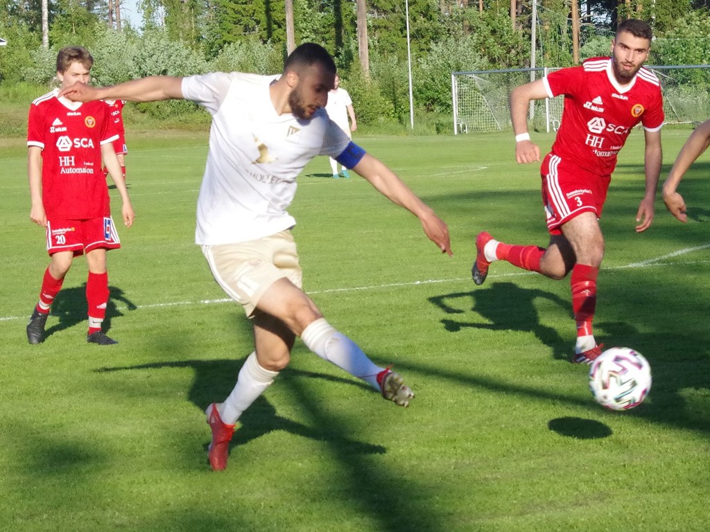 Rabii Hamdan, spelar in till Hakim Rouass 1-0-mål för Lucksta när man mötte Alnö ifjol. Foto: Pia Skogman, Lokalfotbollen.nu.