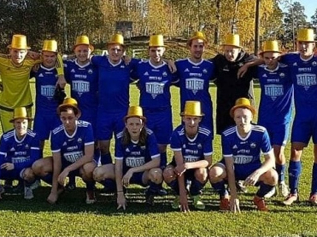 2017 vann Matfors 2 div, 6 och 2018 tog Brukets Blås bilgaga hem Medelpadsfemman! Imponerande! Övre raden fr v. Jimmy Holmgren, Arvid Östlund, Dennis Westin, Jens Hallberg, Philip Clack, Robin Linnes, Christian Isaksson, tränaren Andreas Jonsson, Alfred Boman, Oskar Åman och William Dalenius. Nedre raden fr v. Alex Berggren, Philip Forsberg, Albin Jonsson, Oscar Nilsson Böös och Lucas Gillström.