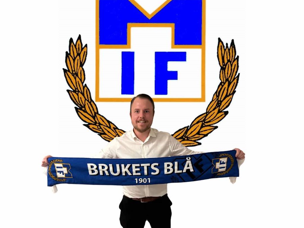 Det är några år sedan jag myntade uttrycket Brukets Blå om Matfors IF - och nu har man även tryckt upp snygga halsdukar. Något som nye målvaktstränaren Jesper Hellström stolt visar upp på bilden. Där har klubben gjort två fina kap. Foto: Matfors IF.