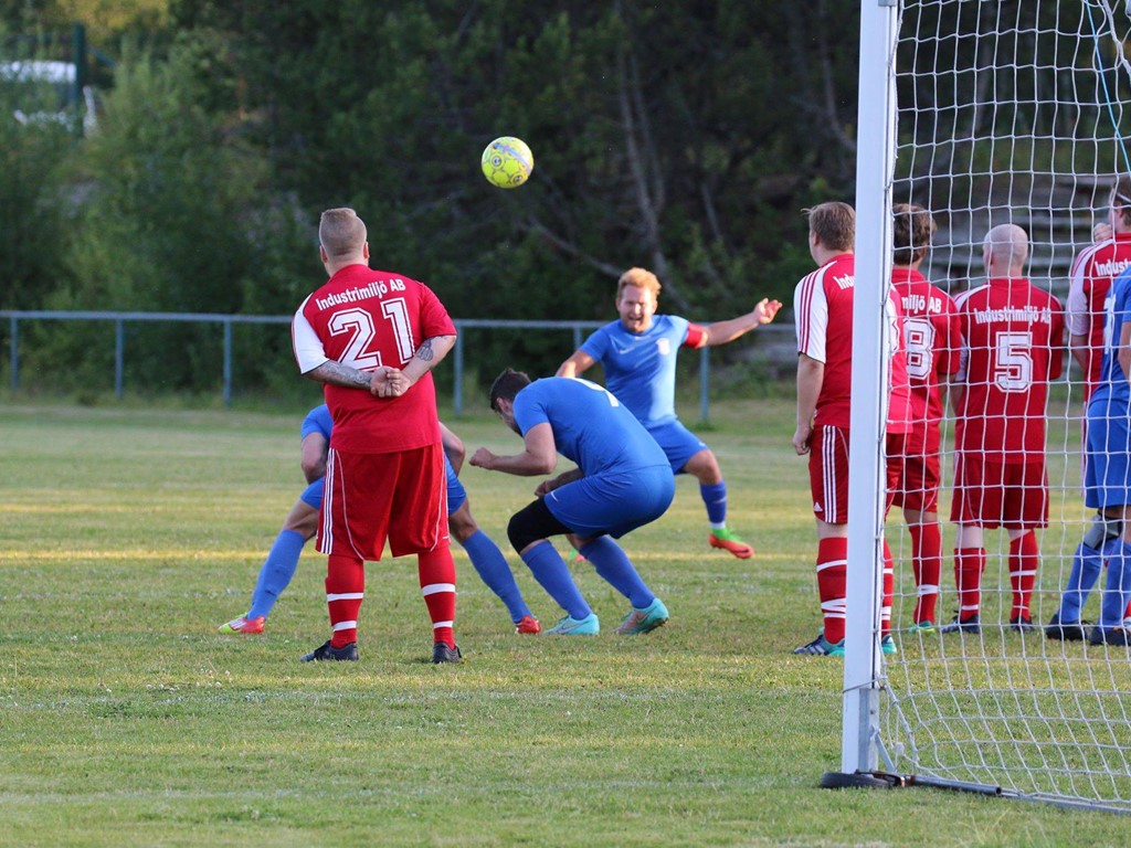 Lokalfotbollen tror på Anton Froms Sundsvalls FF som seriesegrare i Medelpadsfemman 2021.