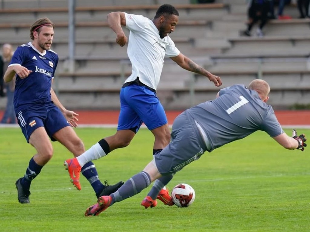 IFK Sundsvall tog initiativet och Kovlands herrar hängde på. På bilden ses de båda lagen i ett inbördes möte i årets Medelpadsallsvenska. Foto: Anders Thorsell, Sportactionpictures.