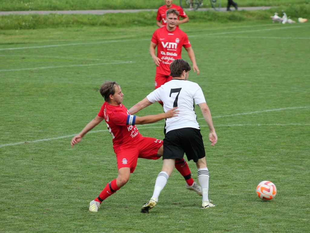 Stödeförsvaret får stopp på Östavalls Anton Grödén. Foto: Roger Mattsson, Lokalfotbollen.nu,