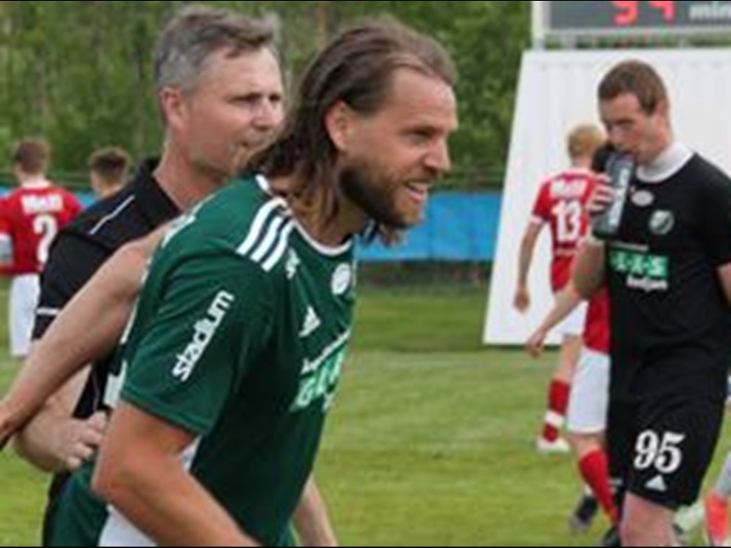 Jämten Fredrik Löfgren avgjorde för nya klubben Östavall mot IFK Östersund Ungdom på stopptid. Foto: Roger Mattsson, Lokalfotbollen.nu.