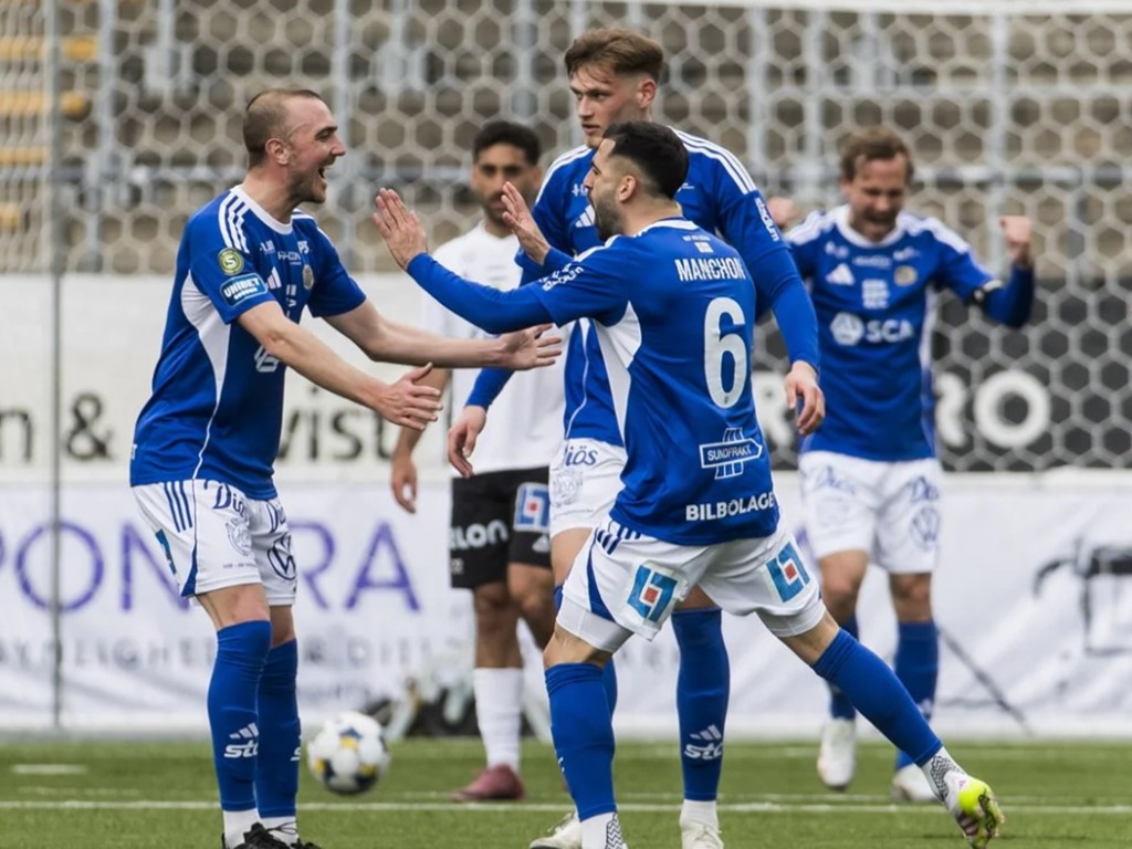 GIF-glädje efter Marc Manchon frisparksfräckis som gav 1-1 borta mot Örebro. Sen frälste Ture Sadberg med att göra segermålet långt in på stopptid. Foto: Johan Bernström, Bildbyrån.