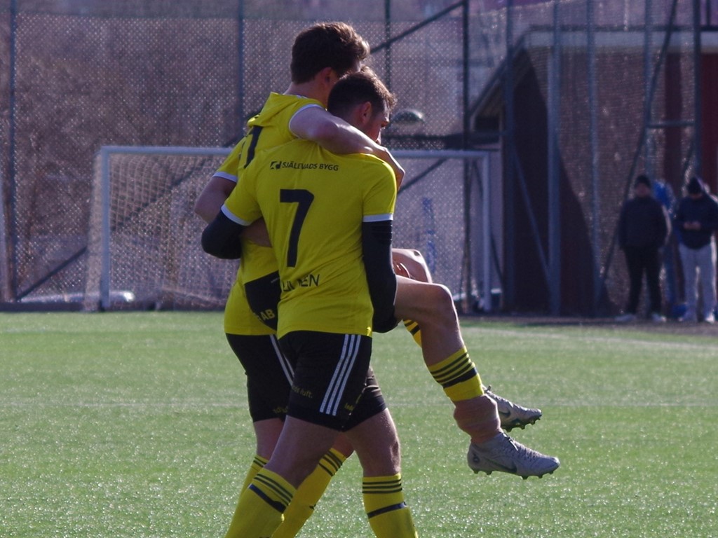 Som sagt, Björna hade otur med skador, här bärs ännu en spelare av. Foto: Pia Skogman, Lokalfotbollen.nu.