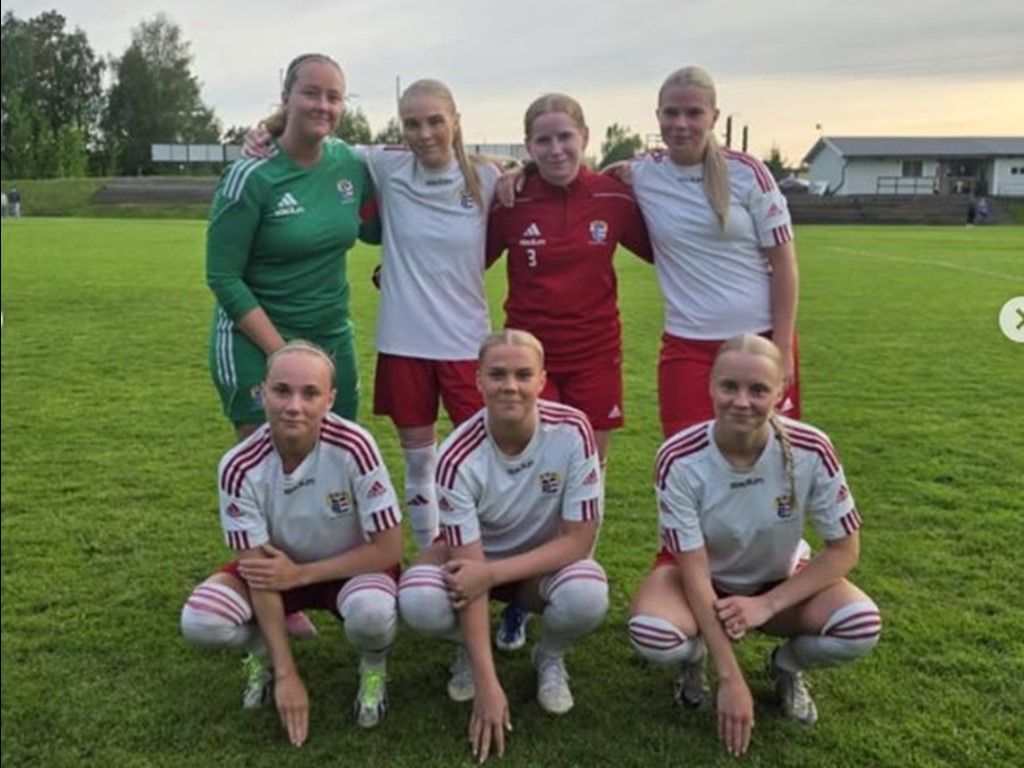 Selångers målgörare i 11-0-vinsten över Matfors. Bakre raden fr v: Nellie Maxén (mv), Felicia Andersson (2), Hanna Rönngren (2) och Emmie Björklund (3). Främre raden fr v Johanna Hallberg (2), Hannah Melarti och Klara Berglund. Foto: SSK dam.