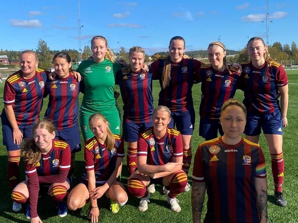 Selångers tio målskyttar och mv-nolla i 16-0-segern över Östersunds FK. Övre raden fr  Linnea Jensen, Julia Holmlund, Nellie Maxén (höll nollan), Lina Edberg, Celina Berglund. Felicia Andersson och Linn Gradin. Främre raden fr v Hanna Rönngren (3). Lea stenlund (2), Hannah Melarti (2) och Angelica Lindholm Forsell (3). Blir det spel i division 1 nästa år för tjejerna? Foto: SSK dam.