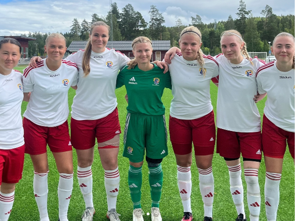 Selångers målgörare i 15-0-segern över Östersunds FK och utespelaren i målet, Lina Edberg, som höll nollan. Foto: Selånger SK dam.