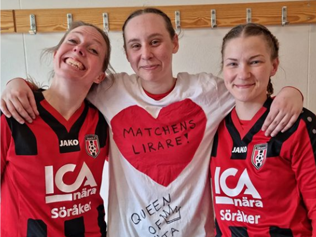 Matchens lirare Emelie Sjöstedt (eminent vänsterback för dagen) flankeras av målskyttarna Lina Norrbom och Linda Nordin. Foto. Söråkers FF Instagram.